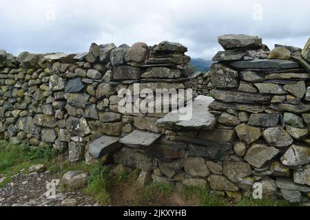 Une pierre dans un mur de pierre sèche au cercle de pierre Castlerigg dans le parc national du district du lac. Banque D'Images