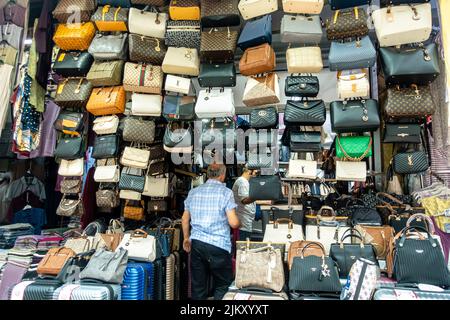 Faux sacs pour femmes contrefaits de marque vendus dans un stand de rue au Grand Bazar, Istanbul, Turquie Banque D'Images