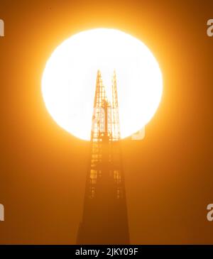 La photographe primée Mara Leite a capturé ces photos matinales du soleil se levant derrière les monuments emblématiques de Londres. Cette période de l'année où le ciel est clair, il est possible de voir le soleil se lever derrière ou près de St Pauls. Le soleil se rend ensuite au Shard pendant qu'il s'élève de plus en plus haut dans le ciel. Ce spectacle de la nature attire les habitants et les curieux. Il y avait environ 20 personnes au sommet de la colline pour assister au lever du soleil. Avec: Atmosphère où: Londres quand: 21 Jan 2022 crédit: Mara Leite/WENN Banque D'Images