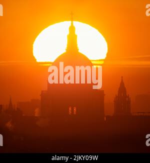 La photographe primée Mara Leite a capturé ces photos matinales du soleil se levant derrière les monuments emblématiques de Londres. Cette période de l'année où le ciel est clair, il est possible de voir le soleil se lever derrière ou près de St Pauls. Le soleil se rend ensuite au Shard pendant qu'il s'élève de plus en plus haut dans le ciel. Ce spectacle de la nature attire les habitants et les curieux. Il y avait environ 20 personnes au sommet de la colline pour assister au lever du soleil. Avec: Atmosphère où: Londres quand: 21 Jan 2022 crédit: Mara Leite/WENN Banque D'Images