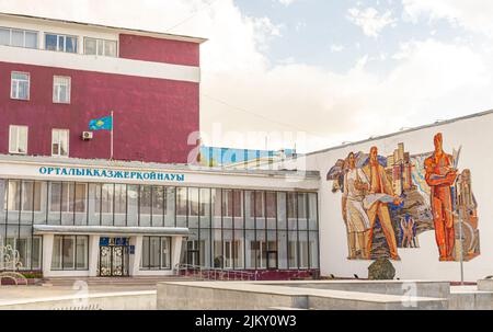 Mosaïque murale kazakh sur la Maison de l'Union représentant des hommes et des femmes du Kazakhstan. Karaganda, Kazakhstan Banque D'Images