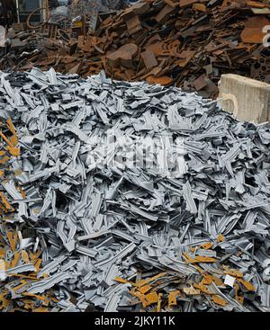 Pile de métaux ferreux et non ferreux dans un centre de recyclage Banque D'Images