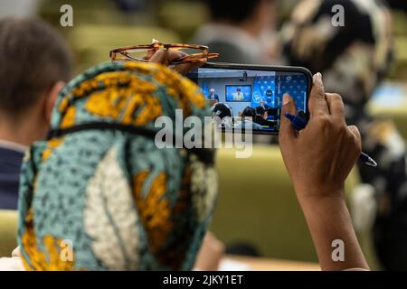 Le Secrétaire général adjoint, Amina Mohammed, prend la photo du point de presse du Secrétaire général, Antonio Guterres, sur le lancement du rapport de 3rd du GCRG sur l'alimentation, l'énergie et les finances au Siège de l'ONU à New York sur 3 août 2022. Le rapport du Global Crisis Response Group et Rebeca Grynspan, qui se sont jointes pratiquement de Genève, ont mis en relief l'insécurité mondiale sur la pénurie de nourriture, d'énergie et de finances après la pandémie de COVID-19 et exacerbées par la guerre que la Russie mène sur l'Ukraine. Le Secrétaire général et Mme Grynspan ont exhorté tous les pays à économiser l'énergie, à investir davantage dans les sources d'énergie renouvelables, à imposer des profits excessifs Banque D'Images