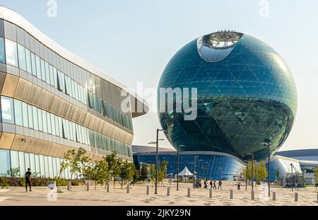 Nur-Sultan EXPO 2017 Pavillon Nur Alem. Kazakhstan. Conçu par Adrian Smith, Gordon Gill Architecture, le plus grand bâtiment sphérique au monde. Banque D'Images