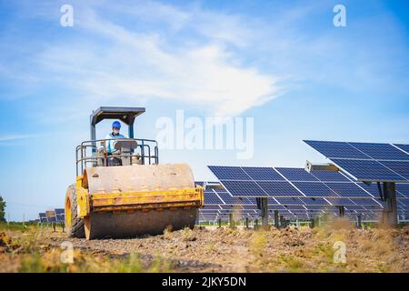 Le compacteur de sol s'efforce de compacter la route pour rendre le sol ferme conformément aux normes spécifiées avant de paver la route avec de l'asphalte, construction Banque D'Images