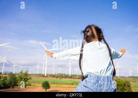 Les éoliennes sont une autre source d'électricité pour être des ressources durables à l'avenir. Personnes dans la communauté avec des éoliennes. Banque D'Images