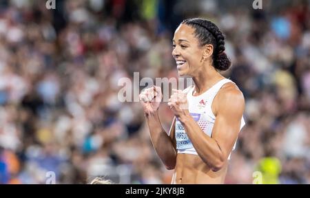 Stade Alexander, Birmingham, Midlands, Angleterre: 3rd août 2022; jour 6 des Jeux du Commonwealth 2022: Katarina Johnson-Thompson (ENG) les mains se sont trempées et souriantes après avoir remporté la médaille d'or dans l'Heptathlon féminin Banque D'Images