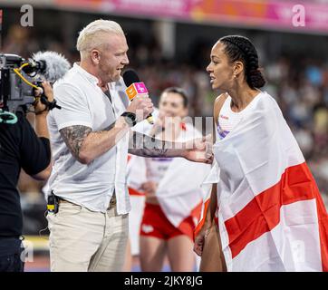 Stade Alexander, Birmingham, Midlands, Angleterre: 3rd août 2022; jour 6 des Jeux du Commonwealth 2022: Katarina Johnson-Thompson (ENG) avec son drapeau national après avoir remporté la médaille d'or dans l'Heptathlon féminin interviewé par Ewan Thomas Banque D'Images