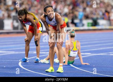 Alexander Stadium, Birmingham, Midlands, Angleterre: 3rd août 2022; jour 6 des Jeux du Commonwealth 2022: Katarina Johnson-Thompson (ENG) après avoir terminé les 800m regarde le tableau de score pour voir qu'elle a gagné la médaille d'or dans l'Heptathlon féminin Banque D'Images