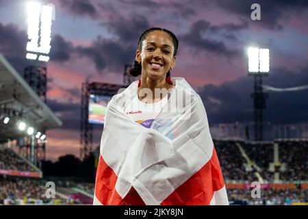 Stade Alexander, Birmingham, Midlands, Angleterre: 3rd août 2022; jour 6 des Jeux du Commonwealth 2022: Katarina Johnson-Thompson (ENG) avec son drapeau national après avoir remporté la médaille d'or dans l'Heptathlon féminin Banque D'Images
