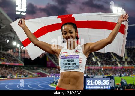 Stade Alexander, Birmingham, Midlands, Angleterre: 3rd août 2022; jour 6 des Jeux du Commonwealth 2022: Katarina Johnson-Thompson (ENG) avec son drapeau national après avoir remporté la médaille d'or dans l'Heptathlon féminin Banque D'Images