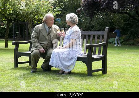 ROGER ASHTON-GRIFFITHS, GEMMA JONES, vous rencontrerez un Tall Dark Stranger, 2010 Banque D'Images