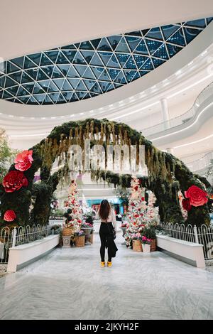 Une femelle debout sous l'arche décorative à l'intérieur du bâtiment Banque D'Images