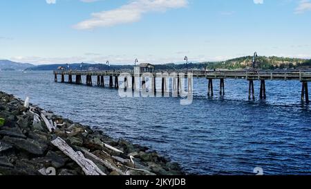 The wooden fishing pier, a popular place to walk, in the early evening before the sun goes down. Banque D'Images
