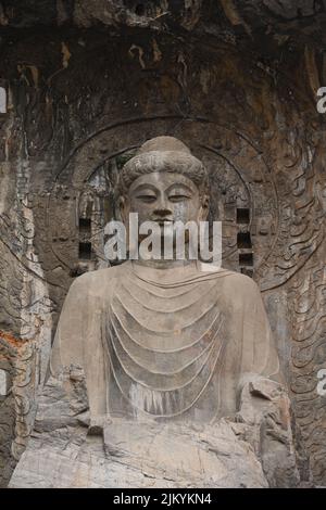 LUOYANG, CHINE - le 2 AOÛT 2022 - le Bouddha géant de Lushena dans les grottes de Longmen est vu après des mois de 'réparations de l'aport' à Luoyang, dans la province de Henan, Banque D'Images