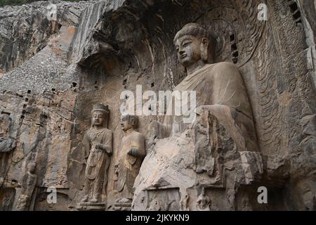 LUOYANG, CHINE - le 2 AOÛT 2022 - le Bouddha géant de Lushena dans les grottes de Longmen est vu après des mois de 'réparations de l'aport' à Luoyang, dans la province de Henan, Banque D'Images