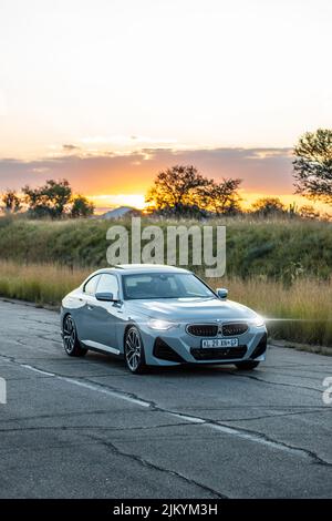 2022 BMW 220i photoshoot coucher de soleil Banque D'Images