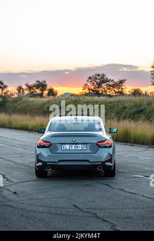 2022 BMW 220i photoshoot coucher de soleil Banque D'Images