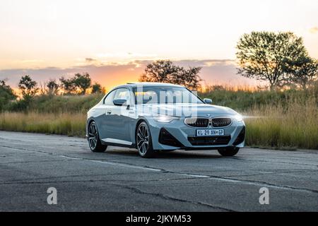 2022 BMW 220i photoshoot coucher de soleil Banque D'Images