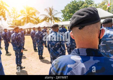 Des soldats de la force navale méconnaissables vus de l'arrière Banque D'Images