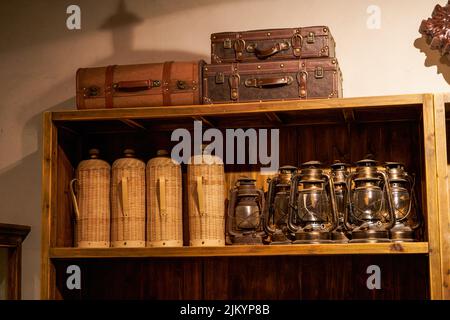 Ancien étui rétro en cuir, bouilloire et lampe à kérosène Banque D'Images