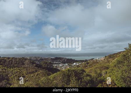 A mesmerizing view of a beautiful mountainous landscape and a small village in New Zealand Banque D'Images