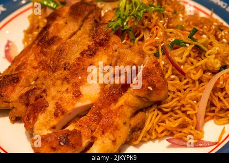 Un délicieux plat de thé de style Hong Kong, le Fried Chicken Chop Chow Mein Banque D'Images