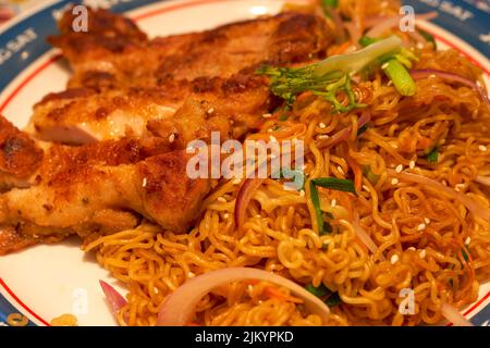 Un délicieux plat de thé de style Hong Kong, le Fried Chicken Chop Chow Mein Banque D'Images