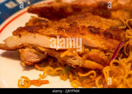 Un délicieux plat de thé de style Hong Kong, le Fried Chicken Chop Chow Mein Banque D'Images