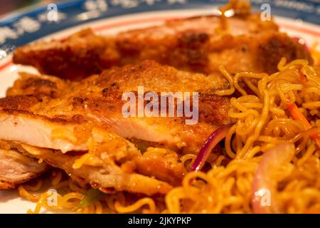 Un délicieux plat de thé de style Hong Kong, le Fried Chicken Chop Chow Mein Banque D'Images