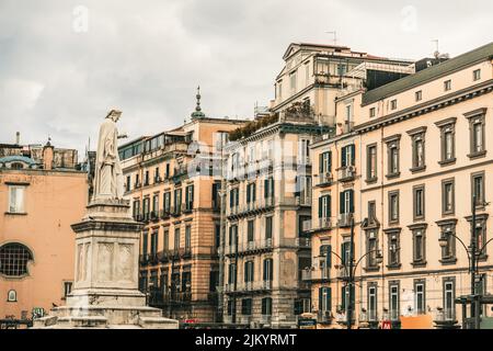 Un bâtiment historique et une statue sur la place publique Piazza Dante de Naples, en Italie Banque D'Images