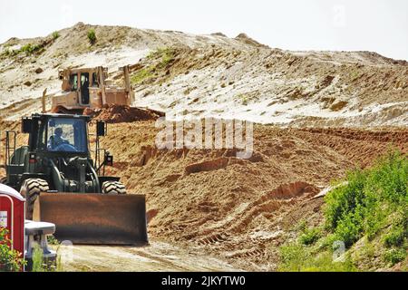 Un soldat d’ingénieur de la Compagnie des ingénieurs 390th de Chattanooga, dans la réserve de l’Armée de terre, exploite un 26 juillet 2022 de terrassement mobile de bulldozer, dans le cadre d’un projet de troupes en cours à fort McCoy, Le projet se trouve dans une zone de terrain près de l'ancienne porte 20 et de la base d'entraînement tactique améliorée Liberty et la clôture de la zone de cantonnement, a déclaré Larry Morrow, coordonnateur des projets de troupes à la Direction des travaux publics de fort McCoy (DPW). Le plan du site est du transformer en site de support des opérations de base pour les entrepreneurs de service d'installation, tels que l'entretien des installations, les routes et les terrains, les déchets solides, la crème anglaise Banque D'Images