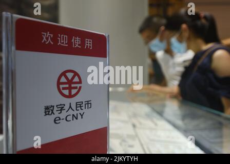 HANGZHOU, CHINE - le 3 AOÛT 2022 - Un client fait l'expérience de shopping E-CNY dans un centre commercial à Hangzhou, province de Zhejiang, Chine, le 3 août 2022. Banque D'Images