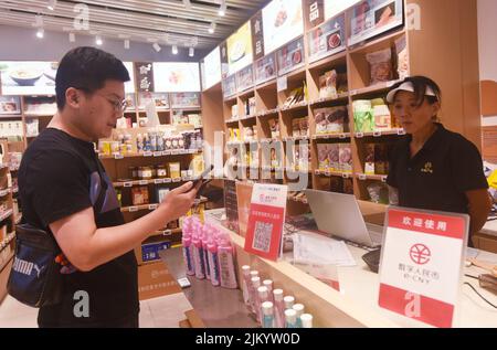 HANGZHOU, CHINE - le 3 AOÛT 2022 - Un client fait l'expérience de shopping E-CNY dans un centre commercial à Hangzhou, province de Zhejiang, Chine, le 3 août 2022. Banque D'Images