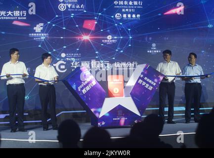 HANGZHOU, CHINE - le 3 AOÛT 2022 - Une campagne de promotion de l'enveloppe rouge E-CNY est lancée dans le district de Xihu, à Hangzhou, dans la province de Zhejiang, dans le Chin Banque D'Images