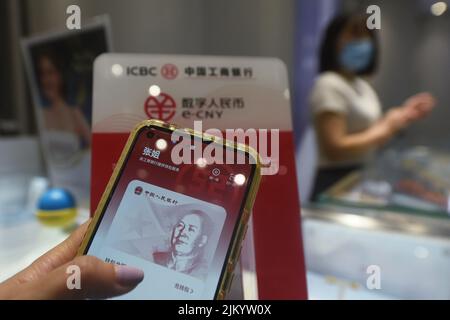 HANGZHOU, CHINE - le 3 AOÛT 2022 - Un client fait l'expérience de shopping E-CNY dans un centre commercial à Hangzhou, province de Zhejiang, Chine, le 3 août 2022. Banque D'Images