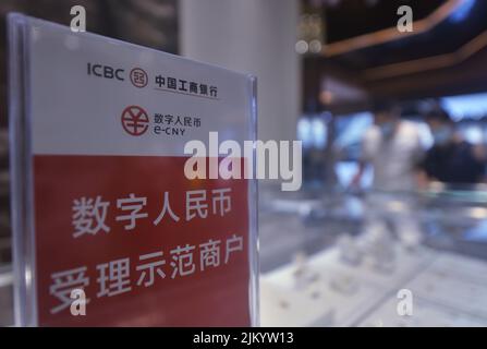 HANGZHOU, CHINE - le 3 AOÛT 2022 - Un client fait l'expérience de shopping E-CNY dans un centre commercial à Hangzhou, province de Zhejiang, Chine, le 3 août 2022. Banque D'Images