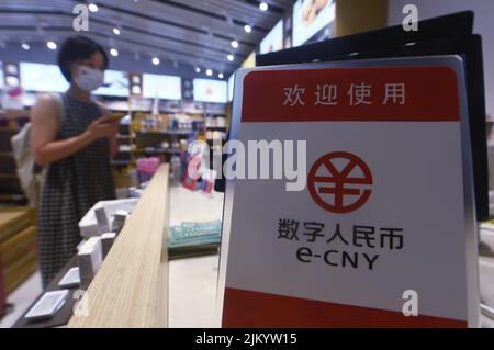 HANGZHOU, CHINE - le 3 AOÛT 2022 - Un client fait l'expérience de shopping E-CNY dans un centre commercial à Hangzhou, province de Zhejiang, Chine, le 3 août 2022. Banque D'Images