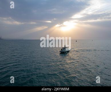 PORT DE DJIBOUTI, Djibouti- Un bateau de patrouille MSRON-1A flotte le long de l'USS Herschel 'Woody' Williams tandis que des militaires du Camp Lemonnier, des opérations portuaires et du MSRON-1A ont testé leur capacité à embarquer un bateau de patrouille 34ft à bord de l'USS Herschel 'Woody' Williams (ESB-4) pour la première fois 31 juillet 2022. Cela représente une capacité accrue d'assurer la sécurité maritime pendant les déplacements dans la flotte de 6th de l'AOR où le soutien de la nation hôte n'existe pas. (É.-U. Navy photo par Mass communication Specialist 1st Class Randi Brown) Banque D'Images