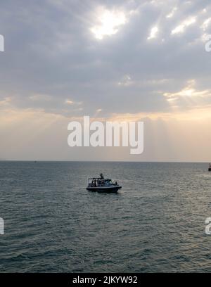 PORT DE DJIBOUTI, Djibouti- Un bateau de patrouille MSRON-1A flotte le long de l'USS Herschel 'Woody' Williams tandis que des militaires du Camp Lemonnier, des opérations portuaires et du MSRON-1A ont testé leur capacité à embarquer un bateau de patrouille 34ft à bord de l'USS Herschel 'Woody' Williams (ESB-4) pour la première fois 31 juillet 2022. Cela représente une capacité accrue d'assurer la sécurité maritime pendant les déplacements dans la flotte de 6th de l'AOR où le soutien de la nation hôte n'existe pas. (É.-U. Navy photo par Mass communication Specialist 1st Class Randi Brown) Banque D'Images