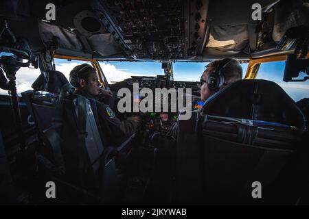 Le Maj. Robert Sherlock de la Force aérienne des États-Unis, pilote de l'escadron de ravitaillement aérien 91st, à gauche, et le Capt Zachary Yacone, pilote de l'ARS 50th, pilotent un KC-135 Stratotanker affecté à l'escadre de ravitaillement aérien 6th au-dessus de la Floride, le 2 août 2022. Plusieurs cadets de la patrouille aérienne civile de Floride ont volé à bord de l'avion et ont reçu un aperçu de première main de la façon dont les pilotes et les équipages d'aéronefs utilisent l'avion. (É.-U. Photo de la Force aérienne par Airman 1st Class Joshua Hastings) Banque D'Images