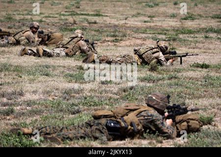 LA STATION DE LA FORCE AÉRIENNE DU SOUFFLET, Hawaii (19 juillet 2022) les Marines américaines affectées au bataillon de l'équipe d'atterrissage 3rd, au 4th Régiment maritime, à la Force opérationnelle aérienne terrestre marine 7 et aux soldats de l'infanterie navale mexicaine, assurent la sécurité à l'appui de la Rim du Pacifique (RIMPAC) 2022, 19 juillet. Vingt-six nations, 38 navires, trois sous-marins, plus de 170 avions et 25 000 membres du personnel participent au RIMPAC 2022 de 29 juin à août 4 dans les îles hawaïennes et dans le sud de la Californie. Le plus grand exercice maritime international au monde, RIMPAC 2022, offre une occasion unique de formation tout en étant un peu démené Banque D'Images