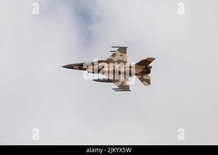 Un avion de chasse F-16 marocain a participé à un exercice d'entraînement avec des pays partenaires pour démontrer les capacités des armées multinationales travaillant ensemble simultanément dans une mission d'armes combinées en direct pendant le Lion africain 22, 28 juin 2022. Le Lion africain 22 est le plus grand exercice annuel combiné, conjoint, du Commandement de l'Afrique des États-Unis organisé par le Maroc, le Ghana, le Sénégal et la Tunisie, 6 juin - 30. Plus de 7 500 participants de 28 pays et de l'OTAN s'entraînent ensemble en mettant l'accent sur l'amélioration de la préparation des forces américaines et des pays partenaires. AL22 est un ensemble commun de tous les domaines, multi-composants, et multinati Banque D'Images