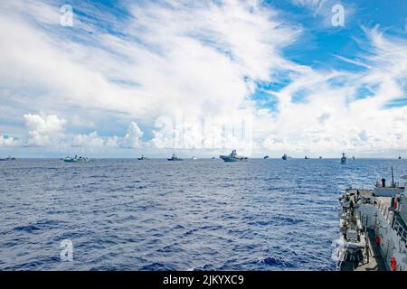 220728-N-UJ411-1205 OCÉAN PACIFIQUE (28 juillet 2022) des navires multinationaux naviguent en formation pendant la côte du Pacifique (RIMPAC) 2022, 28 juillet. Vingt-six nations, 38 navires, trois sous-marins, plus de 170 avions et 25 000 membres du personnel participent au RIMPAC de 29 juin au 4 août dans les îles hawaïennes et dans le sud de la Californie. Le plus grand exercice maritime international au monde, RIMPAC offre une occasion unique de formation tout en favorisant et en soutenant des relations de coopération entre les participants essentielles pour assurer la sécurité des voies maritimes et la sécurité sur les océans du monde. JANTE Banque D'Images