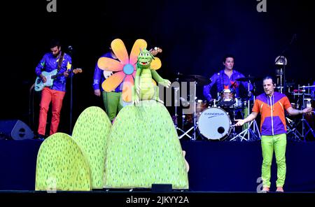 Les chanteurs Siddartha Vargas (R) Jana et Pau d'El Pot petit avec le caractère d'un Dragon au Festival des Jardins de Terramar à Sitges (Barcelone). Le groupe de musique pour enfants 'El pot petit' (le petit pot) s'est produit dans les Jardins de Terramar avant environ 1500 personnes, principalement des garçons et des filles âgés de 3 à 10 ans. 'El pot petit' est un groupe de musique pour enfants bien connu en Catalogne formé par Siddartha Vargas et Helena Bagué (Pau et Jana) avec plusieurs musiciens et personnages tels qu'un dragon ou un millepertuis où ils créent des histoires, dansent et font les enfants s'amuser. Banque D'Images