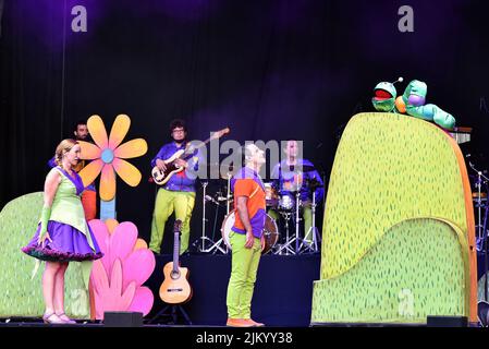 Les chanteurs Helena Bagué (L) et Siddartha Vargas (R) Jana et Pau d'El Pot petit avec leurs musiciens de Mermelada Band et un personnage d'un millepertuis au Festival des Jardins de Terramar à Sitges (Barcelone). Le groupe de musique pour enfants 'El pot petit' (le petit pot) s'est produit dans les Jardins de Terramar avant environ 1500 personnes, principalement des garçons et des filles âgés de 3 à 10 ans. 'El pot petit' est un groupe de musique pour enfants bien connu en Catalogne formé par Siddartha Vargas et Helena Bagué (Pau et Jana) avec plusieurs musiciens et personnages tels qu'un Dragon ou un Worm où ils cre Banque D'Images