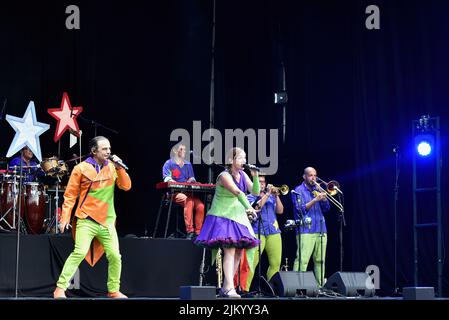 Pau et Jana chantent avec leurs musiciens de Mermelada Band lors de leur représentation au Festival des Jardins de Terramar à Sitges (Barcelone). Le groupe de musique pour enfants 'El pot petit' (le petit pot) s'est produit dans les Jardins de Terramar avant environ 1500 personnes, principalement des garçons et des filles âgés de 3 à 10 ans. 'El pot petit' est un groupe de musique pour enfants bien connu en Catalogne formé par Siddartha Vargas et Helena Bagué (Pau et Jana) avec plusieurs musiciens et personnages tels qu'un dragon ou un millepertuis où ils créent des histoires, dansent et font les enfants s'amuser. Banque D'Images