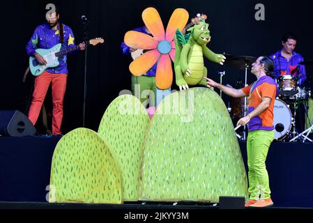 Les chanteurs Siddartha Vargas (R) Jana et Pau d'El Pot petit avec le caractère d'un Dragon au Festival des Jardins de Terramar à Sitges (Barcelone). Le groupe de musique pour enfants 'El pot petit' (le petit pot) s'est produit dans les Jardins de Terramar avant environ 1500 personnes, principalement des garçons et des filles âgés de 3 à 10 ans. 'El pot petit' est un groupe de musique pour enfants bien connu en Catalogne formé par Siddartha Vargas et Helena Bagué (Pau et Jana) avec plusieurs musiciens et personnages tels qu'un dragon ou un millepertuis où ils créent des histoires, dansent et font les enfants s'amuser. Banque D'Images