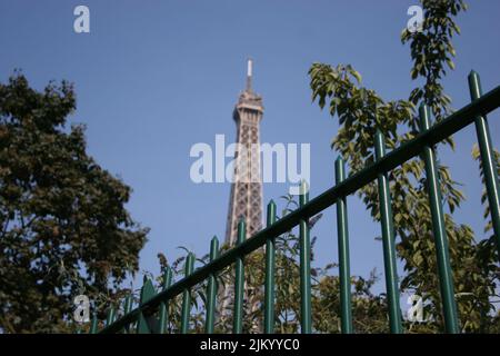 Photo en petit angle du sommet de la Tour Eiffel à travers les arbres, Paris, France Banque D'Images