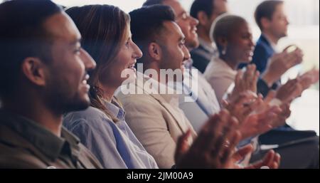 Un groupe d'hommes d'affaires qui applaudissait lors d'une conférence dans un bureau. Banque D'Images